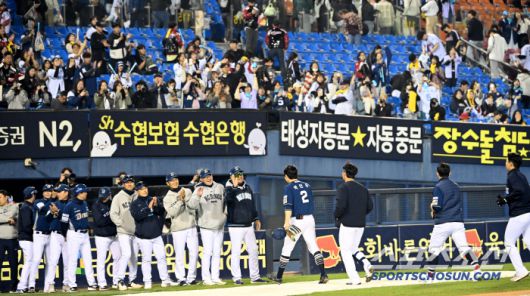 24일 잠실야구장에서 열린 NC와 LG의 경기, NC가 3대1로 승리하며 1위 LG에 시즌 첫 루징시리즈를 안겼다. 승리의 기쁨을 나누는 NC 선수들의 모습. 있다. 잠실=허상욱 기자wook@sportschosun.com/2025.04.24/