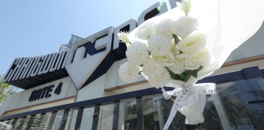 29일 오후 경남 창원시 마산회원구 창원NC파크에 고인을 추모하는 조화 등이 놓여 있다.연합뉴스