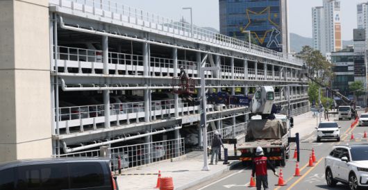 29일 오후 경남 창원시 마산회원구 창원NC파크 야구장 주차장에서 관계자가 외장 마감재 '루버' 철거 작업을 하고 있다. 연합뉴스