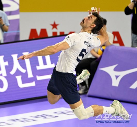 5일 인천계양체육관에서 열린 V리그 남자부 대한항공과 현대캐피탈의 챔피언결정전 3차전, 대한항공 러셀이 스파이크 서브를 시도하고 있다. 인천=허상욱 기자 wook@sportschosun.com/2025.04.05/