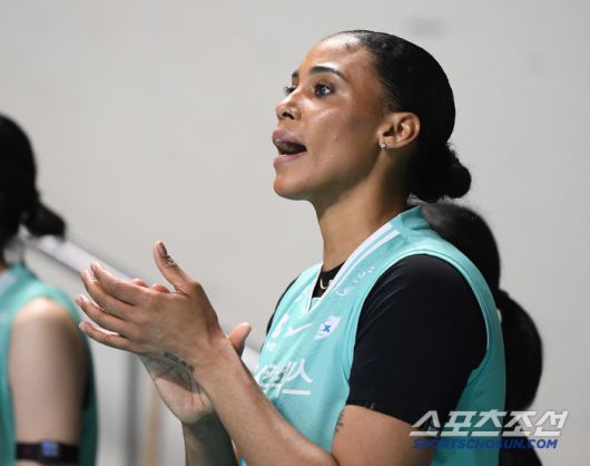 20일 서울 장충체육관에서 열린 GS칼텍스와 흥국생명의 경기. GS칼텍스 실바가 웜업존에서 선수들을 응원하고 있다. 장충체=정재근 기자 cjg@sportschosun.com/2025.3.20/