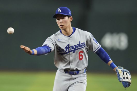 LA 다저스 2루수 김혜성이 4회말 헤랄도 페르도모의 땅볼을 잡아 1루수에 토스하고 있다. AP연합뉴스