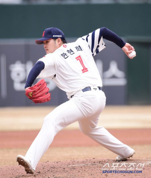 10일 부산 사직구장에서 열린 KBO리그 시범경기 롯데와 LG의 경기. 투구하고 있는 롯데 한현희. 부산=송정헌 기자songs@sportschosun.com/2025.03.10/