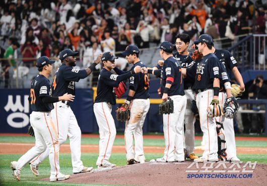 9일 서울 고척스카이돔에서 열린 한화-키움전. 한화가 7대5 역전승을 거두며 10연승을 질주했다. 선수들이 승리를 자축하고 있다. 고척=정재근 기자 cjg@sportschosun.com/2025.5.9/