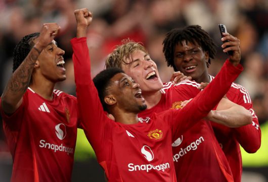 epaselect epa12085057 Rasmus Hojlund (2R) of Manchester United takes a selfie with teammat<저작권자(c) EPA/연합뉴스, 무단 전재-재배포, AI 학습 및 활용 금지>