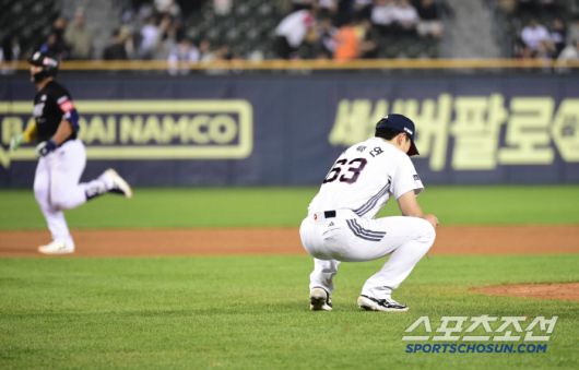 5월 1일 잠실구장에서 열린 KBO리그 두산과 KT의 경기. 9회초 KT 안현민이 두산 김택연을 상대로 동점 투런홈런을 날렸다. 주저앉은 김택연. 잠실=송정헌 기자songs@sportschosun.com/2025.05.01/