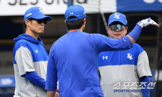 이마에 도시아키 코치를 찾은 김태훈이 타격에 대해 물어보고 있다.