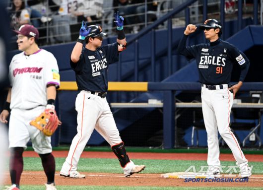 10일 고척스카이돔에서 열린 한화와 키움의 경기, 4회초 1사 1,2루 한화 노시환이 1타점 적시타를 치고 기뻐하고 있다. 고척=허상욱 기자wook@sportschosun.com/2025.05.10/