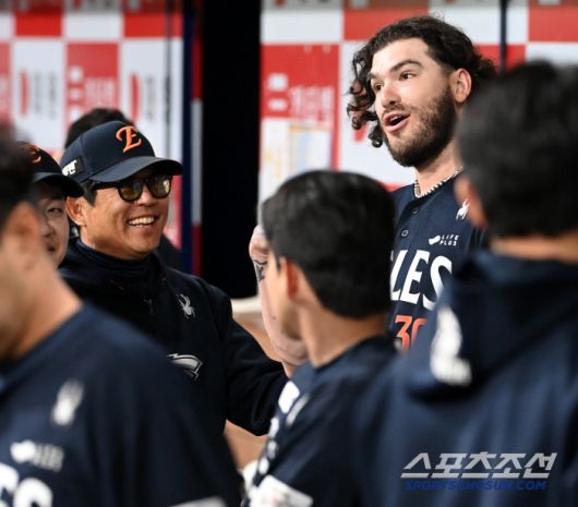 폰세의 이야기에 흐뭇한 미소를 짓는 양상문 투수코치