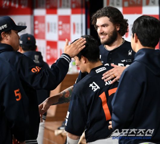 멋진 호흡을 보여준 최재훈과의 포옹, 그에게 손을 내미는 류현진