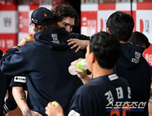 와이스와 포옹을 하는 폰세