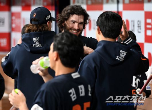 와이스와 포옹을 하는 사이, 그에게 다가온 문동주