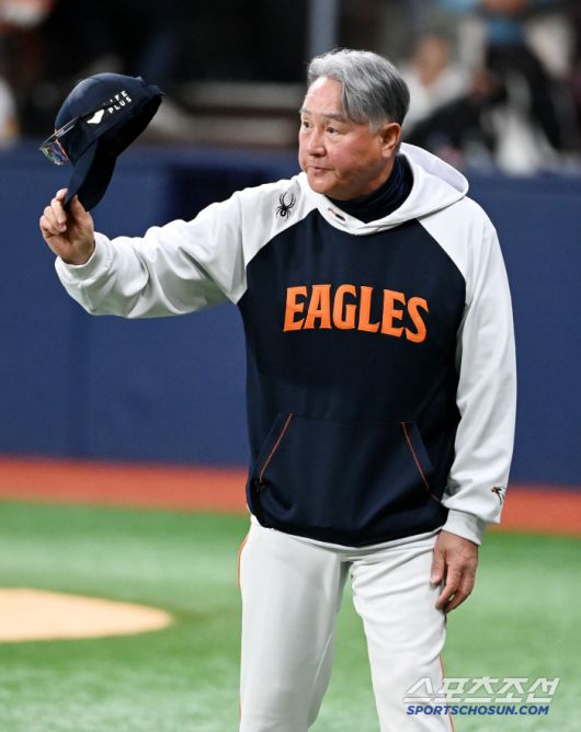 10일 고척스카이돔에서 열린 한화와 키움의 경기, 한화가 9대1로 승리하며 33년만의 11연승을 달렸다. 김경문 감독이 팬들에게 인사하고 있다. 고척=허상욱 기자wook@sportschosun.com/2025.05.10/