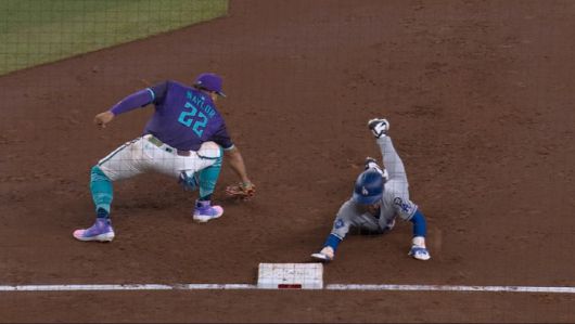 김혜성이 3회 1루주자로 나가 오타니 타석에서 애리조나 선발 코빈 번스의 3번째 견제가 날아들자 슬라이딩으로 1루를 터치하고 있다. 그러나 세이프가 돼 김혜성은 2루로 자동 진루권이 주어졌다. 사진=MLB.TV 캡처