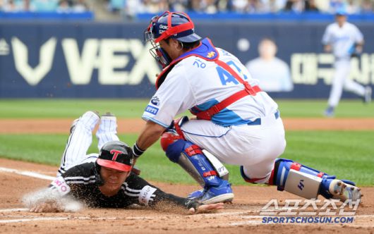 포수 강민호는 1회 마지막 아웃카운트를 책임지며 선발 후라도를 구했다.