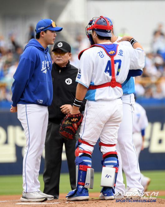 1회 두 번이나 마운드를 찾아 흔들리던 선발 후라도 어깨를 쓰다듬은 포수 강민호.