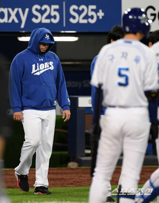 7.2이닝 5실점을 기록한 후라도는 7연패 빠진 순간 고개를 한 번 더 떨궜다.