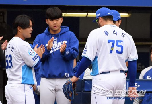 동료들의 위로에도 고개를 떨군 채 더그아웃으로 향한 후라도.