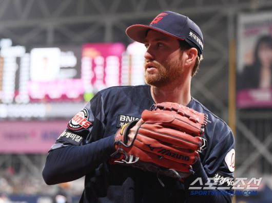 29일 서울 고척스카이돔에서 열린 롯데-키움전. 선발투수 반즈가 몸을 풀고 있다. 고척=정재근 기자 cjg@sportschosun.com/2025.4.29/