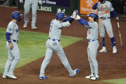 전날 애리조나전에서 9회초 오타니 쇼헤이가 중월 3점홈런을 치고 들어와 먼저 홈을 밟은 김혜성과 두 손으로 하이파이브를 하고 있다. AFP연합뉴스