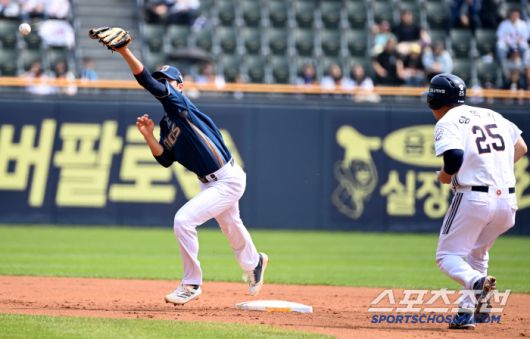 11일 잠실야구장에서 열린 NC와 두산의 더블헤더 1차전, 1회말 1사 1,2루 두산 김재환의 내야땅볼떄 1루주자 양의지가 NC 2루수 서호철의 악송구로 2루 세이프되고 있다. 유격수는 김주원. 잠실=허상욱 기자wook@sportschosun.com/2025.05.11/