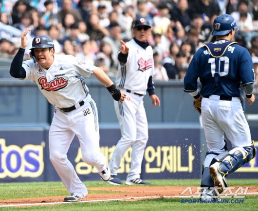 11일 잠실야구장에서 열린 NC와 두산의 더블헤더 1차전, 1회말 1사 2,3루 두산 오명진의 내야땅볼때 협살에 걸린 3루주자 김재환이 NC 유격수 김주원의 송구 실책에 홈으로 내달리고 있다. 잠실=허상욱 기자wook@sportschosun.com/2025.05.11/
