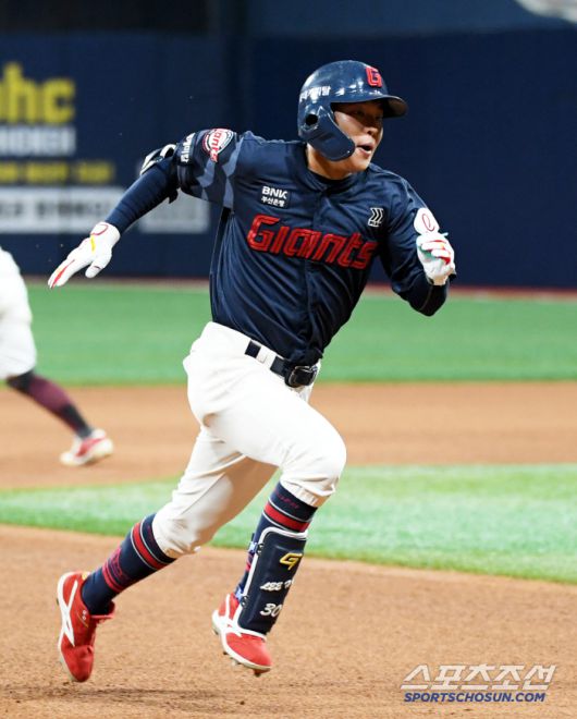 30일 서울 고척스카이돔에서 열린 키움 히어로즈와 롯데 자이언츠의 경기. 롯데 이호준이 3루를 향해 달리고 있다. 고척=박재만 기자 pjm@sportschosun.com/2025.04.30/