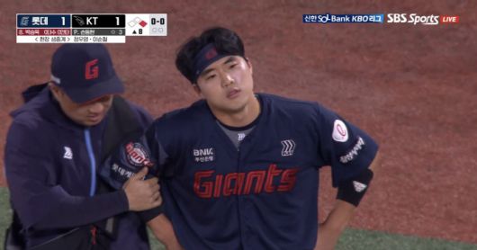 금방 일어나긴 했지만 힘들어하는 손성빈. 사진=SBS스포츠 영상 캡쳐