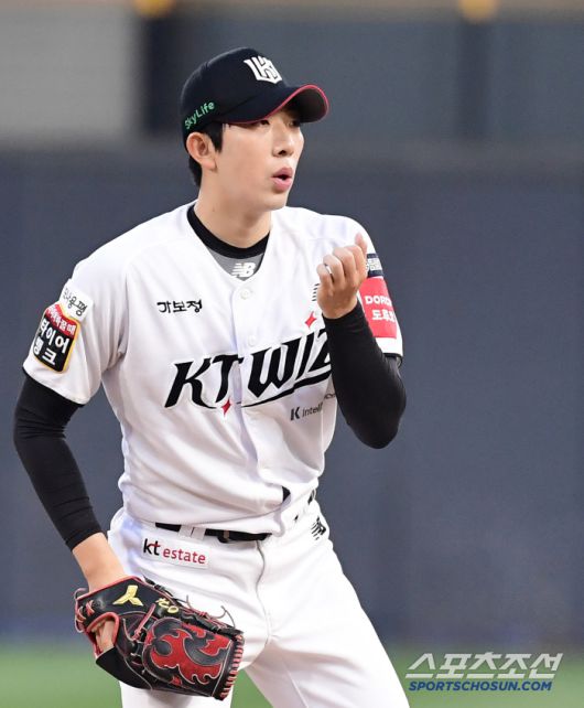10일 수원 케이티위즈파크에서 열린 KBO리그 KT와 NC의 경기. 투구를 준비하고 있는 KT 오원석. 수원=송정헌 기자songs@sportschosun.com/2025.04.10/