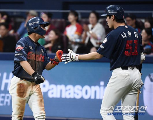 1일 서울 고척스카이돔에서 열린 롯데-키움전. 9회초 2사 3루 레이예스의 적시타 때 득점한 황성빈이 나승엽의 축하를 받고 있다. 정재근 기자