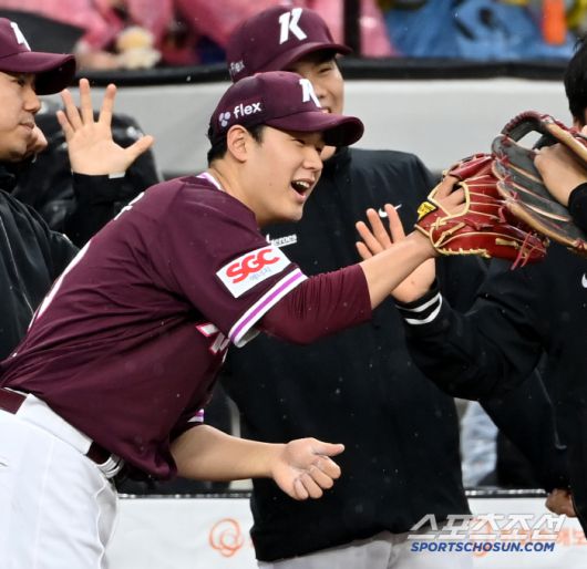 12일 대전 한화생명볼파크에서 열린 키움과 한화의 경기, 3회말 키움 정현우가 한화 플로리얼의 타구를 호수비로 처리한 우익수 박주홍을 맞이하고 있다. 대전=허상욱 기자wook@sportschosun.com/2025.04.12/