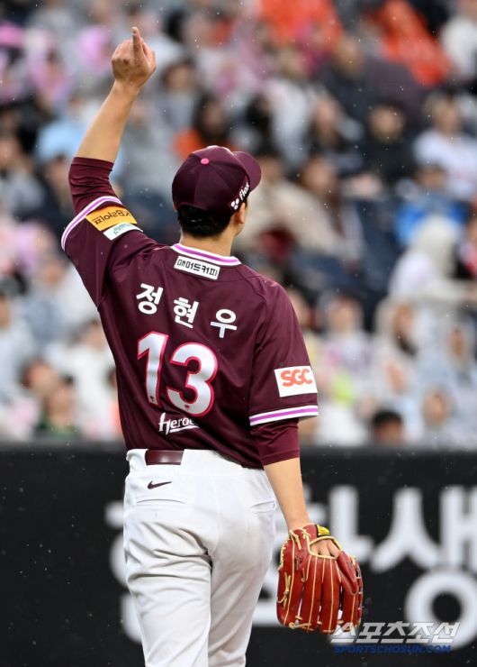 12일 대전 한화생명볼파크에서 열린 키움과 한화의 경기, 2회말 2사 1루 키움 정현우가 한화 이재원이 플라이 타구를 향해 손짓하고 있다. 대전=허상욱 기자wook@sportschosun.com/2025.04.12/