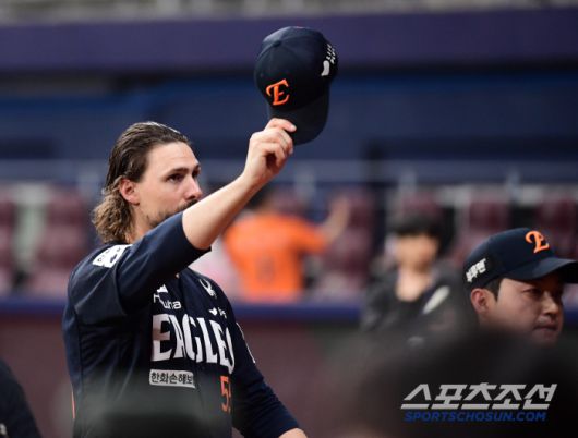 11일 고척돔에서 열린 KBO리그 키움과 한화의 경기. 한화가 키움을 잡고 12연승을 질주했다. 승리 인터뷰를 마치고 팬들에게 인사를 건네는 와이스. 고척=송정헌 기자songs@sportschosun.com/2025.05.11/