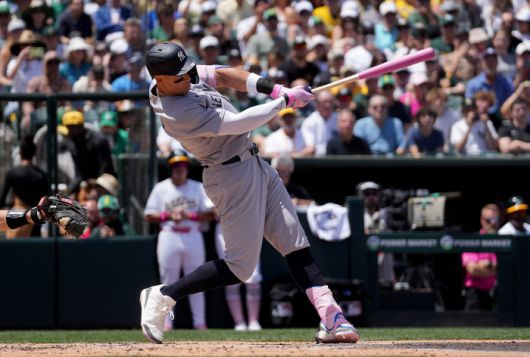 뉴욕 양키스 애런 저지가 12일(한국시각) 애슬레틱스와의 원정경기에서 2회초 2타점 적시타를 터뜨리고 있다. AFP연합뉴스