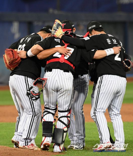 10일 대구 라이온즈파크에서 열린 삼성 라이온즈와 LG 트윈스의 경기. 승리한 LG 선수들이 기뻐하고 있다. 대구=박재만 기자 pjm@sportschosun.com/2025.05.10/