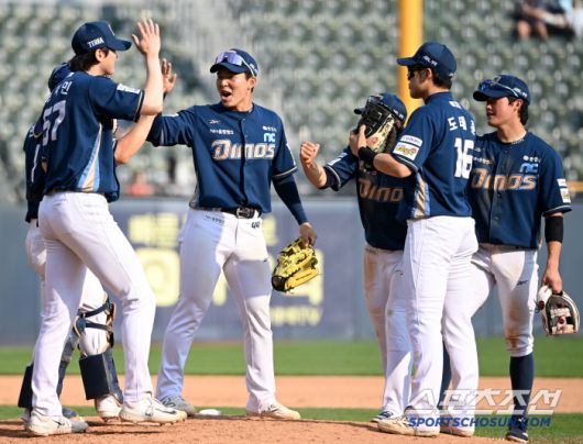 11일 잠실야구장에서 열린 NC와 두산의 더블헤더 1차전, NC가 11대5로 승리했다. 승리의 기쁨을 나누는 NC 선수들의 모습. 잠실=허상욱 기자wook@sportschosun.com/2025.05.11/