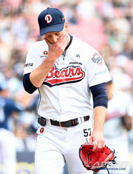 11일 잠실야구장에서 열린 NC와 두산의 더블헤더 1차전, 2회초 6실점하며 역전을 내준 두산 콜어빈이 아쉬운 표정으로 이닝을 끝마치고 있다. 잠실=허상욱 기자wook@sportschosun.com/2025.05.11/