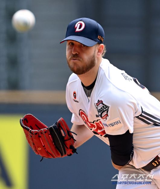 11일 잠실야구장에서 열린 NC와 두산의 더블헤더 1차전, 두산 선발투수 콜어빈이 역투하고 있다. 잠실=허상욱 기자wook@sportschosun.com/2025.05.11/