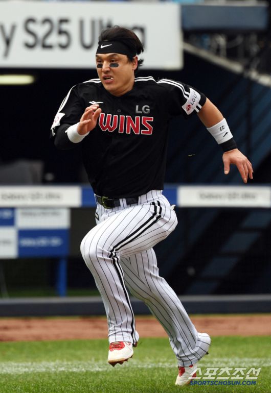 헬멧이 날아갈 정도로 박동원은 혼신의 힘을 다해 홈을 향해 달렸다.