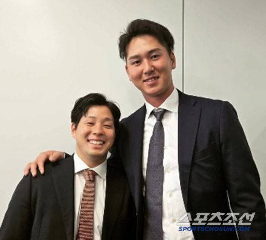 12일 요미우리에서 소프트뱅크로 트레이드된 아키히로(오른쪽)와 좌완투수 오에. 사진캡처=요미우리 자이언츠 SNS