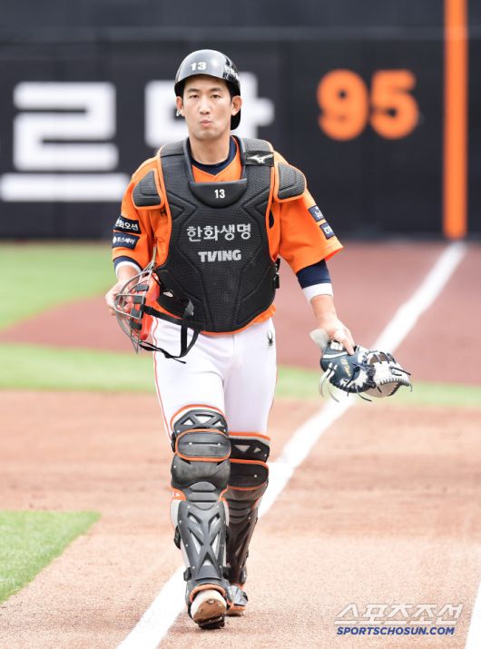 27일 대전 한화생명볼파크에서 열린 한화와 KT의 경기. 경기 준비하는 한화 최재훈 포수. 대전=송정헌 기자songs@sportschosun.com/2025.04.27/