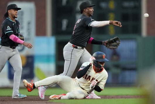 SAN FRANCISCO, CALIFORNIA - MAY 12: Geraldo Perdomo #2 of the Arizona Diamondbacks completes a double play as he throws to first base over the top of Jung Hoo Lee #51 of the San Francisco Giants in the bottom of the fourth inning at Oracle Park on May 12, 2025 in San Francisco, California.   Thearon W. Henderson/Getty Images/AFP (Photo by Thearon W. Henderson / GETTY IMAGES NORTH AMERICA / Getty Images via AFP)        <저작권자(c) 연합뉴스, 무단 전재-재배포, AI 학습 및 활용 금지>