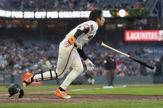 San Francisco Giants' Jung Hoo Lee runs to first base on his single during the fourth inning of a baseball game against the Arizona Diamondbacks in San Francisco, Monday, May 12, 2025. (AP Photo/Jeff Chiu)        <저작권자(c) 연합뉴스, 무단 전재-재배포, AI 학습 및 활용 금지>