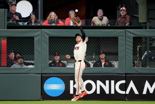 SAN FRANCISCO, CALIFORNIA - MAY 12: Jung Hoo Lee #51 of the San Francisco Giants catches a fly ball at the wall hit by Eugenio Suarez #28 of the Arizona Diamondbacks in the top of the fourth inning at Oracle Park on May 12, 2025 in San Francisco, California.   Thearon W. Henderson/Getty Images/AFP (Photo by Thearon W. Henderson / GETTY IMAGES NORTH AMERICA / Getty Images via AFP)        <저작권자(c) 연합뉴스, 무단 전재-재배포, AI 학습 및 활용 금지>