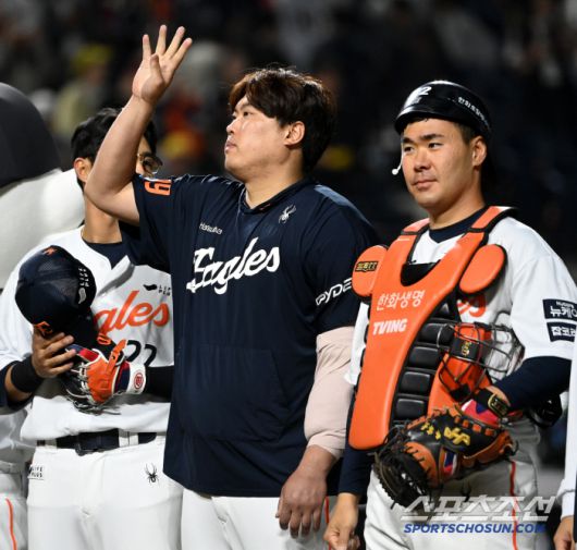 30일 대전한화생명볼파크에서 열린 LG와 한화의 경기, 한화가 5대2로 승리하며 4연승을 달렸다. 승리의 기쁨을 나누는 류현진과 선수들의 모습. 대전=허상욱 기자wook@sportschosun.com/2025.04.30/