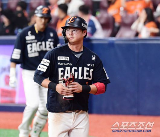 11일 고척돔에서 열린 KBO리그 키움과 한화의 경기. 3회 2사 1, 3루. 1루주자 문현빈 2루 도루 때 2루에서 볼이 빠지자 득점에 성공한 이도윤. 고척=송정헌 기자songs@sportschosun.com/2025.05.11/