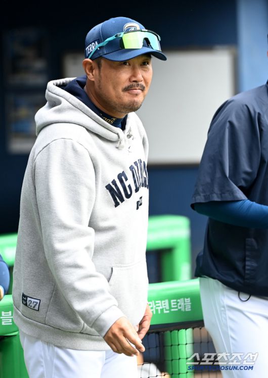 11일 잠실야구장에서 열린 NC와 두산의 더블헤더 1차전, NC 이호준 감독이 경기 시작을 앞두고 그라운드에 나서고 있다. 잠실=허상욱 기자wook@sportschosun.com/2025.05.11/