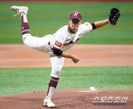 17일 서울 고척스카이돔에서 열린 롯데-키움전. 선발투수 키움 김윤하가 투구하고 있다. 고척=정재근 기자 cjg@sportschosun.com/2025.3.17/