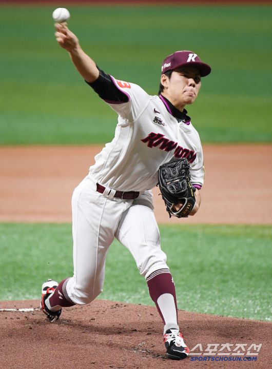 23일 서울 고척스카이돔에서 열린 두산-키움전. 선발투수 김윤하가 투구하고 있다. 고척=정재근 기자 cjg@sportschosun.com/2025.4.23/