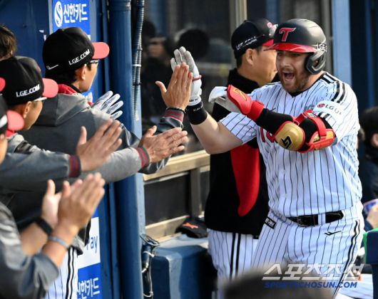 22일 잠실야구장에서 열린 NC와 LG의 경기, 1회말 1사 3루 LG 오스틴이 선제 2점홈런을 치고 환호하고 있다. 잠실=허상욱 기자wook@sportschosun.com/2025.04.22/